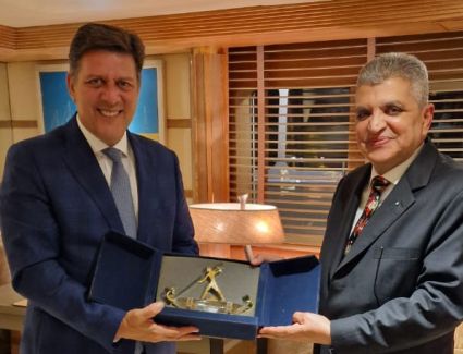 الفريق أسامة ربيع يبحث مع وزير الشئون البحرية اليوناني التعاون المشترك 