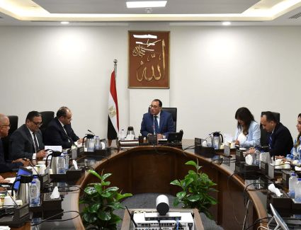 رئيس الوزراء يتابع إجراءات توطين الصناعة ومستلزمات الإنتاج