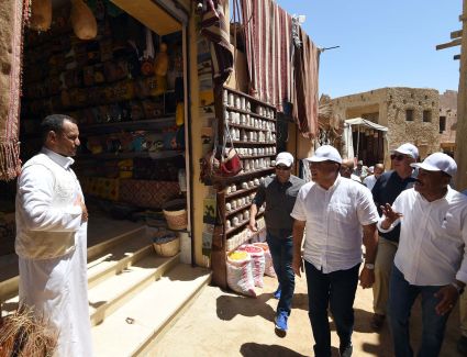 رئيس الوزراء يتفقد أعمال التنسيق الحضاري بميدان السوق وترميم الواحة القديمة