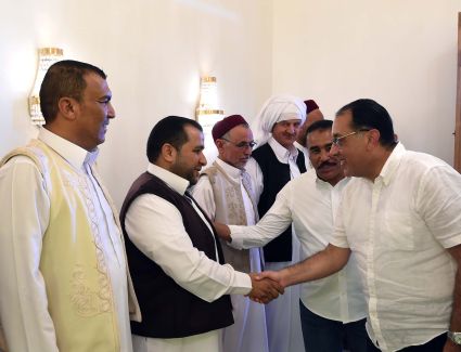  رئيس الوزراء يلتقي عدداً من كبار المشايخ والعواقل وأعضاء مجلسي النواب والشيوخ بمطروح