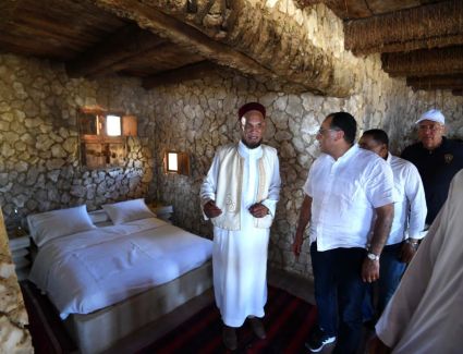 رئيس الوزراء يتفقد أحد المنتجعات السياحية البيئية الشهيرة بالواحة