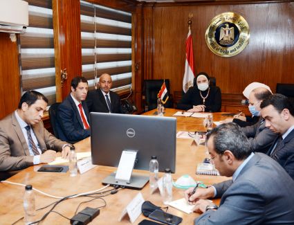 نيفين جامع تبحث مع المجلس التصديري زيادة معدلات تصدير الملابس المصرية للأسواق الأمريكية والافريقية 