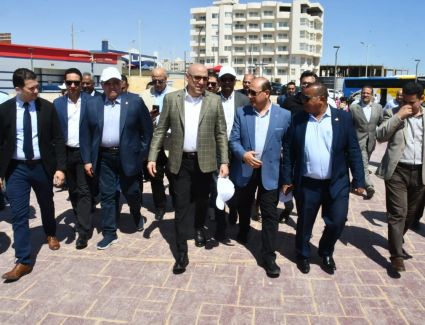 وزير الإسكان ومحافظ البحر الأحمر يتفقدان مشروعى تطوير الممشى السياحى بالغردقة