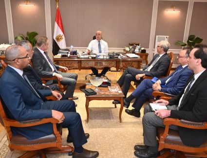 وزير الإسكان يبحث مع مسئولى شركة أكوا باور سبل تعزيز التعاون فى مجال تحلية مياه البحر وتوطين تكنولوجيا التحلية