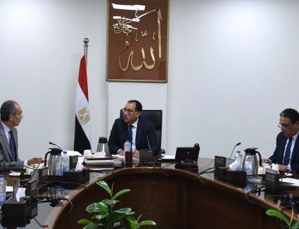رئيس الوزراء يتابع مع وزير الاتصالات وتكنولوجيا المعلومات استراتيجية مصر الرقمية لصناعة التعهيد