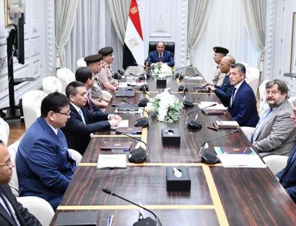 الرئيس السيسي يستقبل وفدًا يضم رئيسَي شركتي"ووهوان للهندسة" الصينية و"باليسترا" الإيطالية