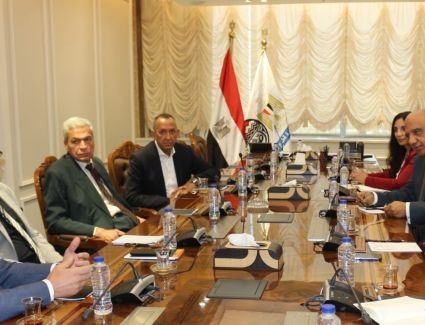 وزير قطاع الأعمال يبحث مع رئيس هيئة الشراء الموحد إنشاء أول مصنع لأكياس الدم في مصر‎ 