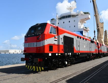 وزير النقل : وصول 20 جرار  سكة حديد جديدة إلى ميناء الإسكندرية