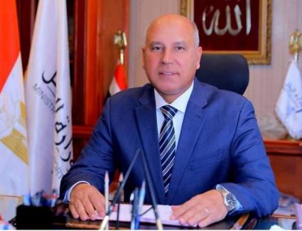 وزير النقل يتابع استئناف حركة شاحنات بضائع الترانزيت على الخط الملاحى ( سفاجا / ضبا)