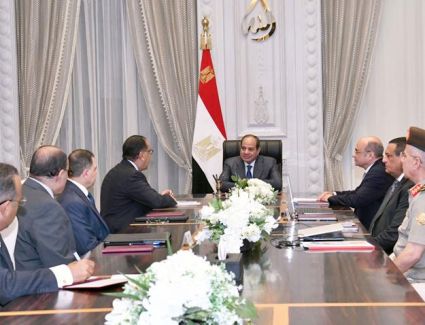 الرئيس السيسي يجتمع مع رئيس مجلس الوزراء وعدد من الوزراء والمسئولين