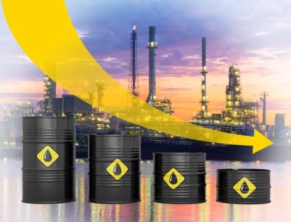 تراجع أسعار النفط مع خفض التوقعات برفع أسعار الفائدة بالولايات المتحدة