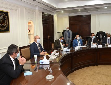 وزير الإسكان يلتقى مسئولى شركات المقاولات المُنفذة لمشروع  "كابيتال بارك" لمتابعة معدلات التنفيذ