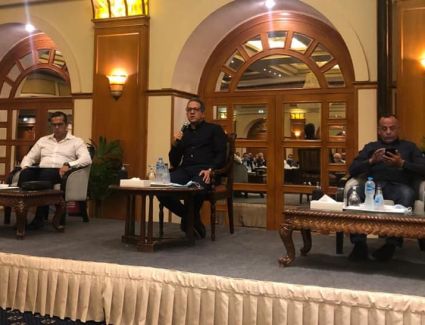 وزير السياحة والآثار يعقد اجتماعا موسعا مع المستثمرين وممثلي السياحة الثقافية  في الأقصر