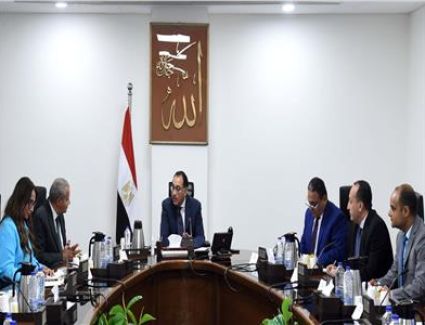 رئيس الوزراء يتابع أرصدة السلع الأساسية وتوفيرها للمواطنين مع وزير التموين 