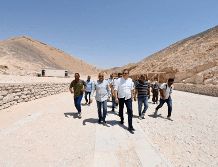 وزير السياحة والآثار يتفقد مواقع أثرية بالأقصر