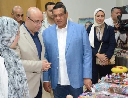وزير التنمية المحلية ومحافظ بني سويف يفتتحان معرض «أيادي مصر»