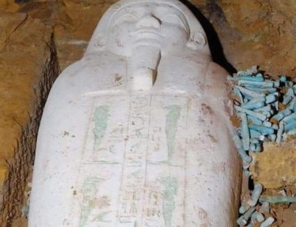 تمائم وجعارين داخل تابوت كبير كهنة جحوتي بمنطقة آثار الغريفة بتونا الجبل بالمنيا