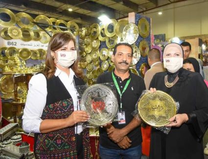 وزيرا الهجرة والتجارة تتفقدان معرض "تراثنا" للحرف والمنتجات اليدوية