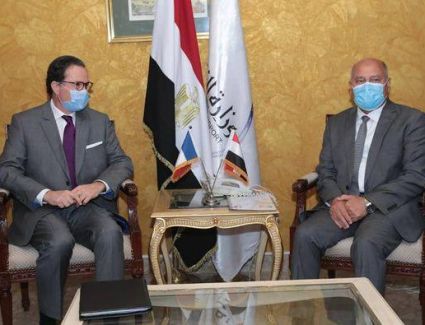 وزير النقل يبحث مع السفير الفرنسي بالقاهرة تدعيم التعاون المشترك  في مجالات النقل المختلقة