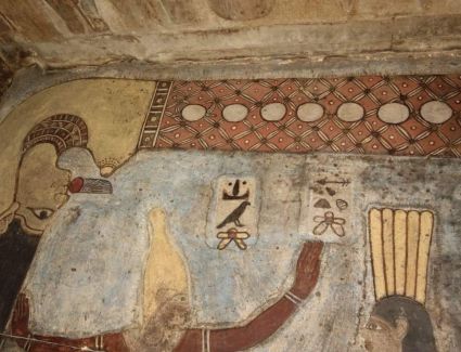 بدء أعمال تنظيف الجزء الأخير  من سقف معبد إسنا 