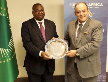 وزير التجارة يبحث مع مفوض التنمية الاقتصادية ملفات التعاون المشترك بين مصر والاتحاد الأفريقي