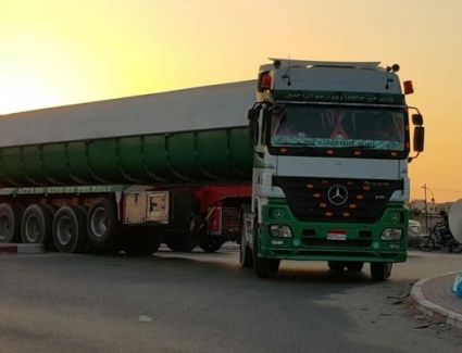 رويترز: شاحنات وقود ترفع علم الأمم المتحدة بدأت تغادر غزة لمصر