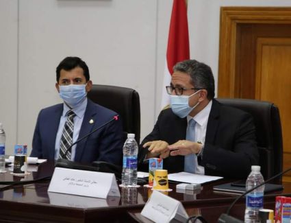 صبحي" و"العناني" يبحثان التعاون في مجال السياحة الرياضية