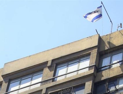 إسرائيل تجلي موظفي سفارتها في  مصر والمغرب