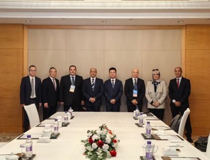 وزير الطيران المدني يلتقي مع الرئيس التنفيذى  لشركة هواوي العالمية 