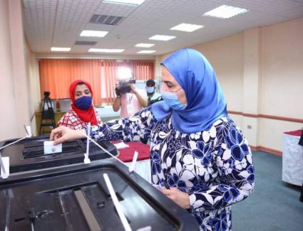 وزيرة التضامن الاجتماعى تدلى بصوتها فى انتخابات مجلس النواب