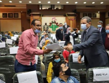 وزير القوى العاملة يسلم 58 عقود عمل لذوي القدرات الخاصة.. ضمن مبادرة حياة كريمة