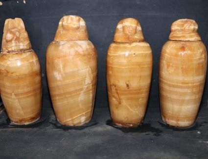 الكشف عن مقبرة المشرف على الخزانة الملكية "بادى است" بمنطقة آثار الغريفة بتونا الجبل بالمنيا