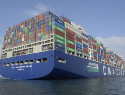 قناة السويس تشهد عبور  أكبر سفينة حاويات في العالم تعمل بالغاز الطبيعي 