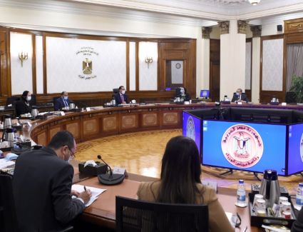 رئيس الوزراء يتابع خطة تصنيع السيارات الكهربائية وإحلال الميكروباص والتاكسي للعمل بالغاز الطبيعي