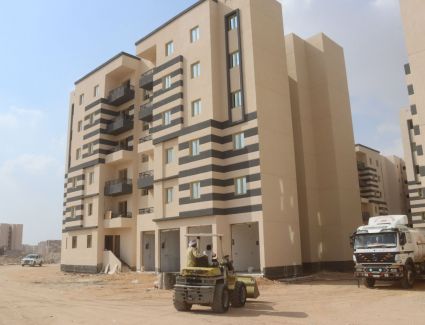 وزير الإسكان يتابع مشروعات سكن لكل المصريين في مدينة العاشر من رمضان 