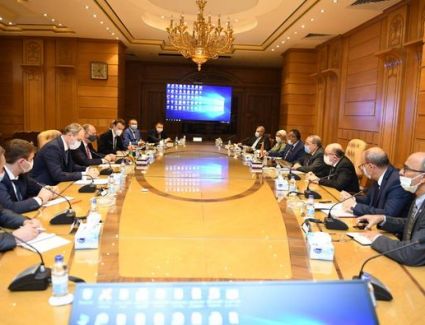 وزير الإنتاج الحربي يبحث تصنيع الجرارات مع شركة منسك البيلاروسية