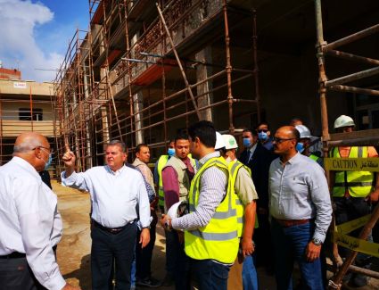 وزير قطاع الأعمال يتفقد أعمال إنشاء أكبر مصنع غزل في العالم
