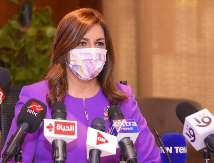 نبيلة مكرم تترأس غرفة عمليات وزارة الهجرة لمتابعة مشاركة المصريين بالخارج في انتخابات "النواب" 