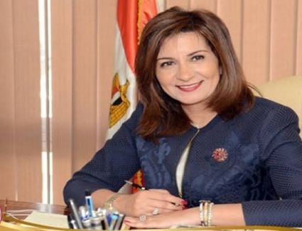 السفيرة نبيلة مكرم  مثالا يحتذي به في "تحدي الخير" 