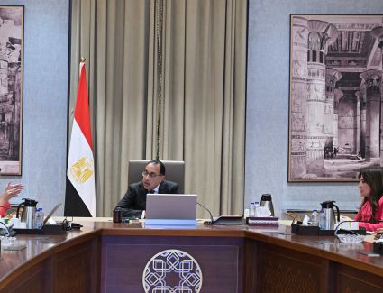 رئيس الوزراء يتابع مع «المشاط» جهود تعزيز الشراكات الإنمائية مع مجموعة البنك الدولي