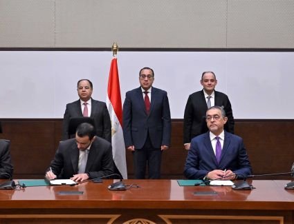  رئيس الوزراء يشهد توقيع على اتفاق إطاري مُلزم مع شركة «جلوبال أوتو» لتصنيع السيارات محليًا