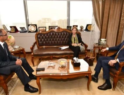 وزير الإسكان يبحث مع بنك الاستثمار الأوروبي دعم مشروعات الشرب والصرف الصحي بمصر