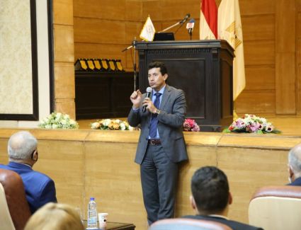 وزير الشباب والرياضة يفتتح مؤتمر "عبور أكتوبر" بمركز التعليم المدني بالجزيرة