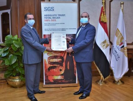   وزير الطيران المدنى يتسلم شهادة تجديد الأيزو ISO ٩٠٠١ /  ٢٠١٥لمطار الغردقة الدولي 