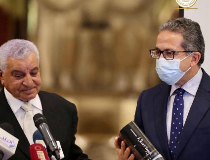 وزير السياحة والآثار يشارك فى حفل تكريم جامعة تشارلز التشيكية للدكتور زاهي حواس