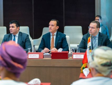 فى مستهل زيارته لسلطنة عمان:  وزير الإسكان يلتقى نظيره العماني لتبادل الخبرات 