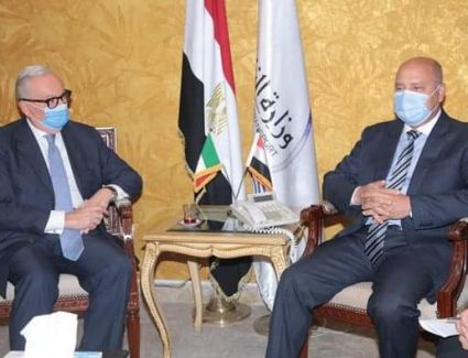 وزير النقل يبحث مع السفير الايطالي التعاون في مجال تشغيل خطوط ملاحية منتظمة بين موانئ البلدين