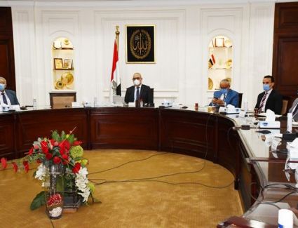 وزير الإسكان يستعراض البدائل المُقترحة لتنمية المرحلتين الثانية والثالثة بالعاصمة الإدارية 