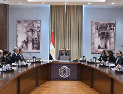 رئيس الوزراء يستعرض موقف أكبر مصنع للضفائر الكهربائية بالعالم