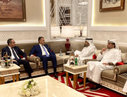  وزير السياحة والآثار  يواصل لقاءاته الرسمية بلقاء رئيس السياحة في قطر والرئيس التنفيذي للخطوط الجوية القطرية